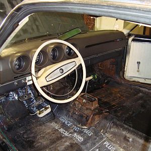 It has a floor shifter and a console that needs some work, oh and would you look at that dash pad! OMG! It's nearly perfect!